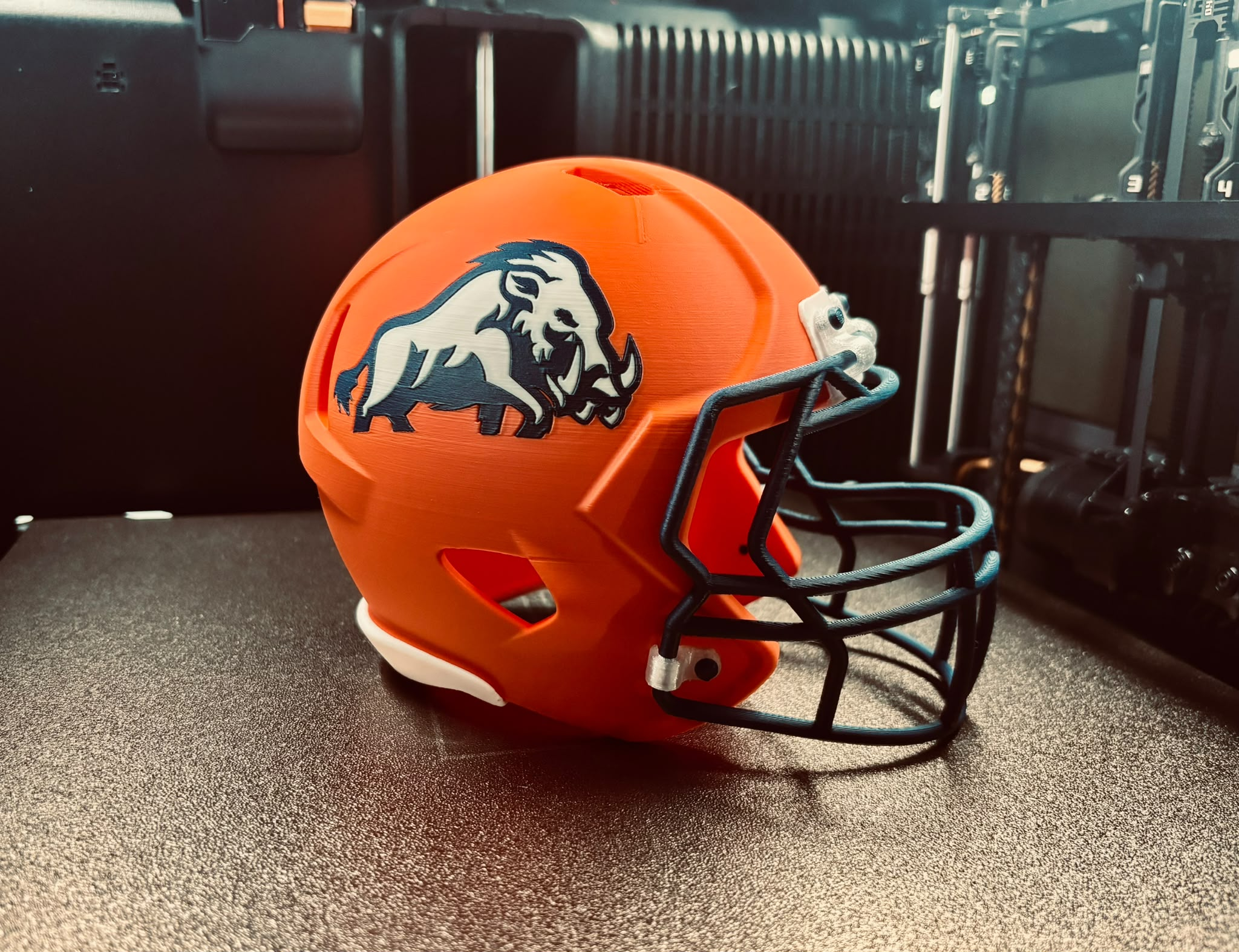 Orangefarbener, 3D-gedruckter Footballhelm mit individuellem Wildschweinlogo und dunklem Gesichtsgitter